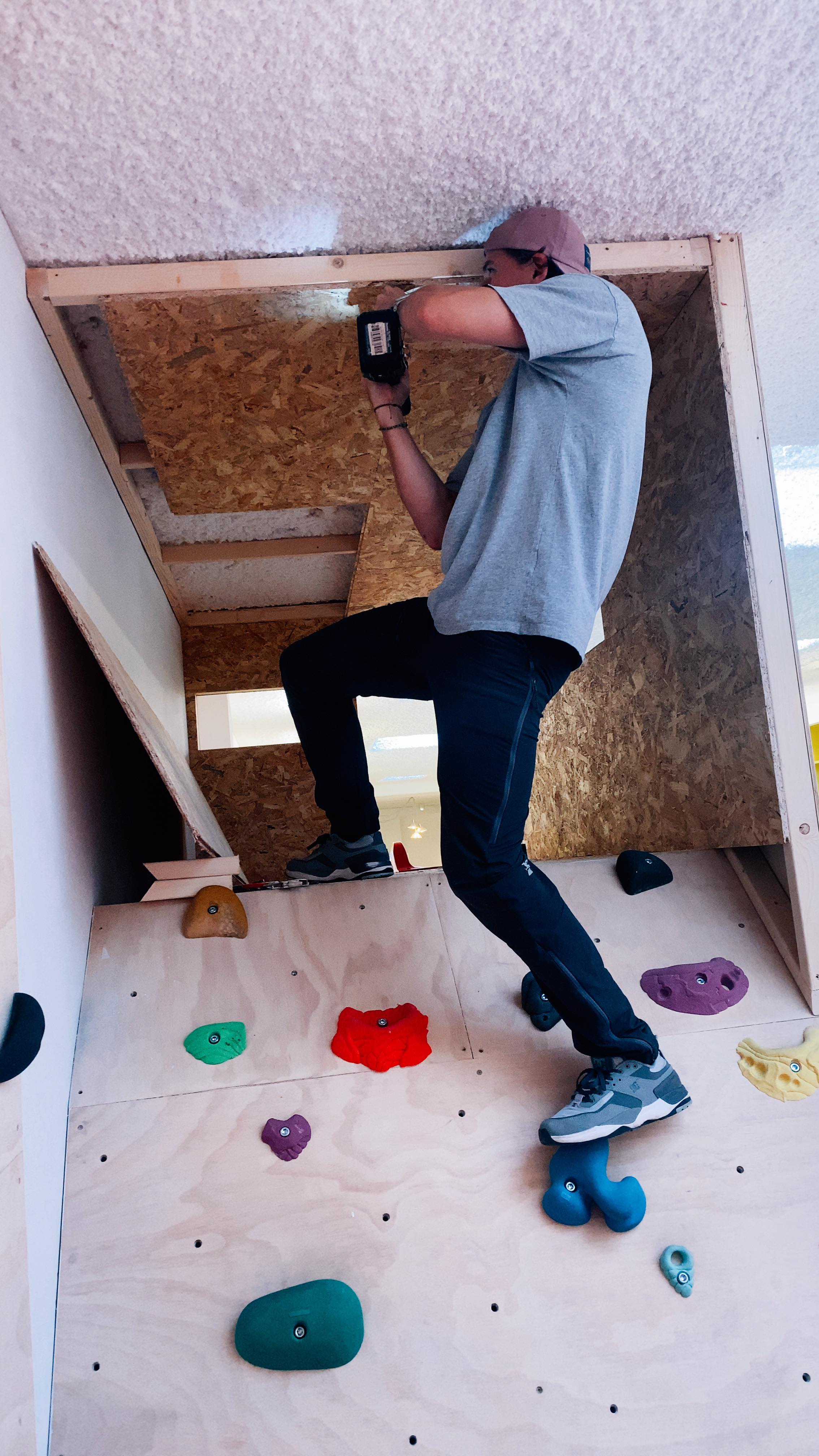 HAPPY FIRST BIRTHDAY to our 3rd baby 🌈 🥹🤙🏻 klaar voor jaar 2 !! Lets goooooooo !!! 
@julesvits ❤️