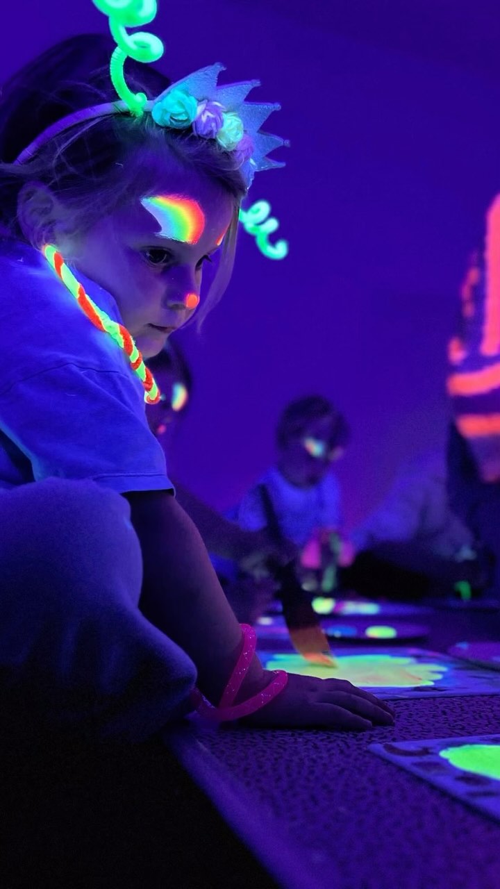 🌈🎨 The kids had the best morning 🐰 

Weeral een top geslaagde workshop ‘DANCE AND PAINT’ van @studio.biloba.gent ! Vol lof 🙌 

We kijken al uit naar de  zomerkampjes 🎨
—>>>> En !! Er zijn nog vrije plekjes ☀️