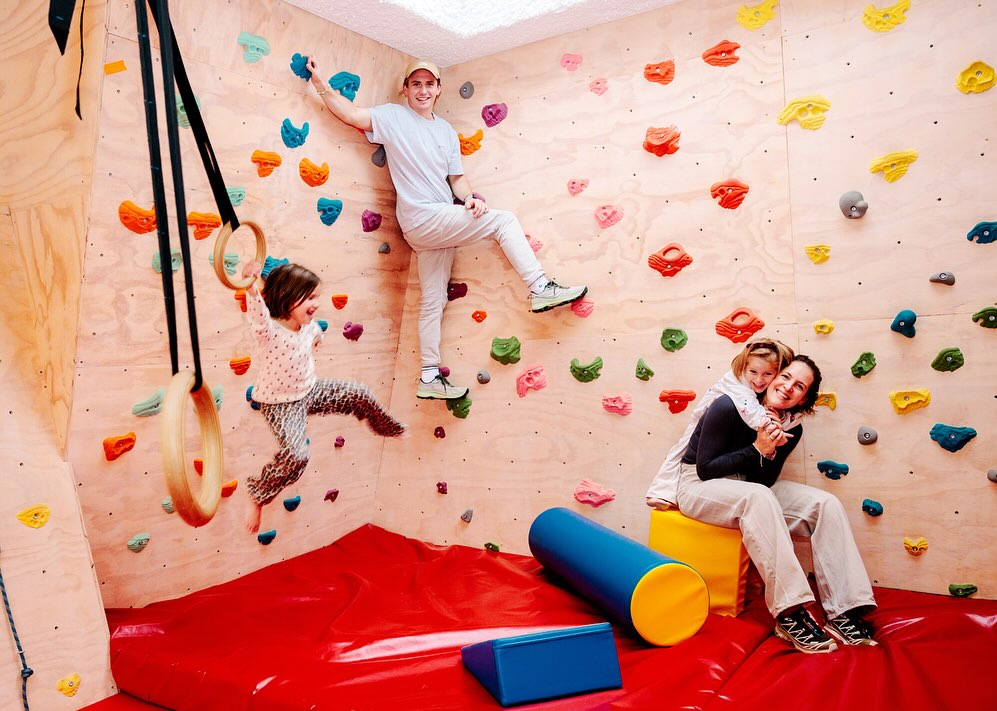 Zo fier op ons gezinnetje en zo dankbaar dat dit hoofdstuk in ons leven een succesverhaal is!❤️

📷Photoshoot door de getalenteerde @alexandermeeus voor @destandaard. Dank u voor het mooie artikel @maaikevm