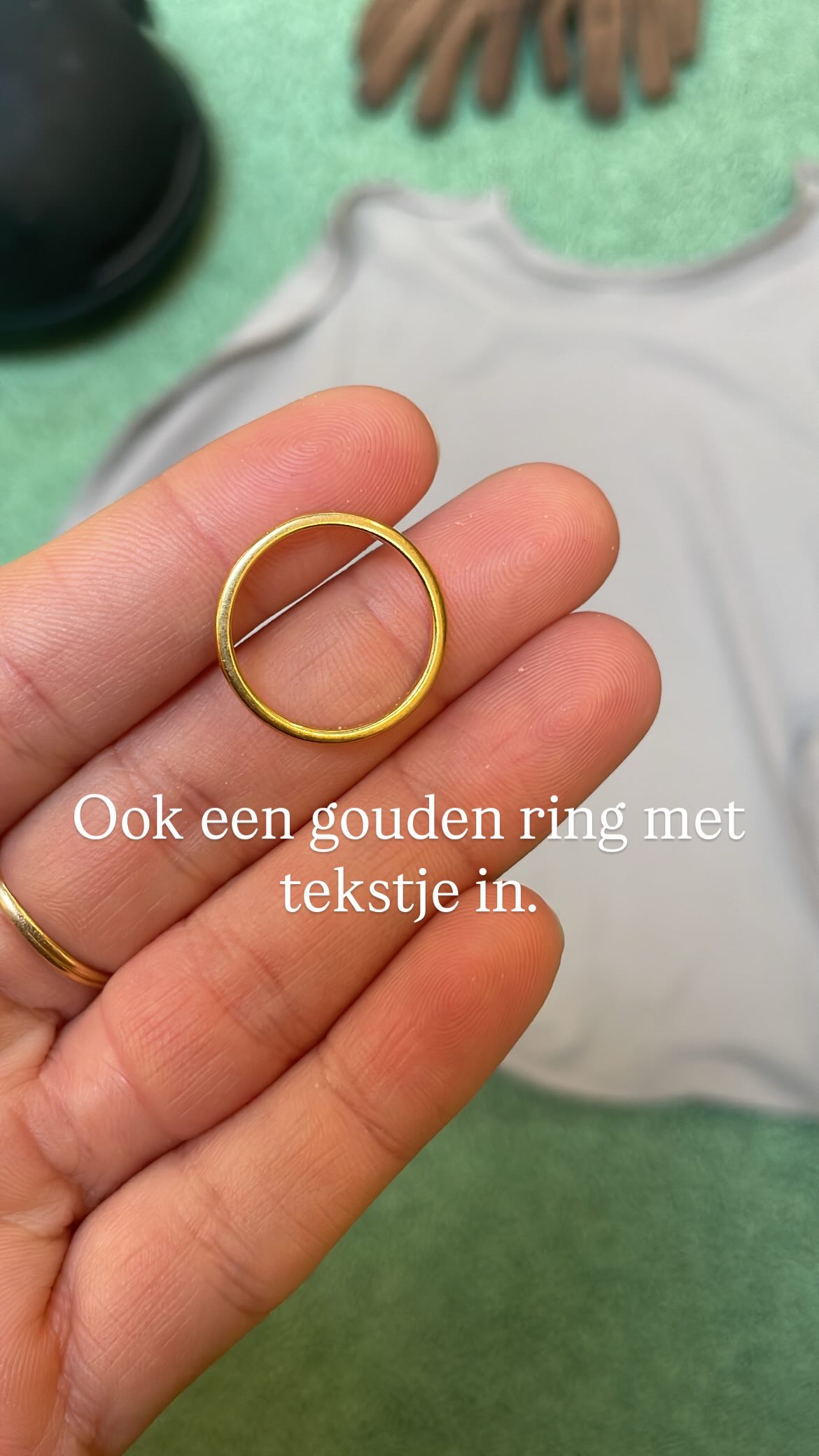 Ook een gouden ring met tekstje in.